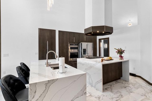 402 Wild Oak DRIVE, Manitowoc, WI 54220