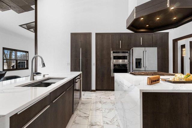 402 Wild Oak DRIVE, Manitowoc, WI 54220