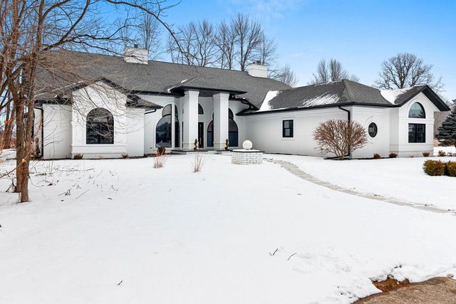 402 Wild Oak DRIVE, Manitowoc, WI 54220