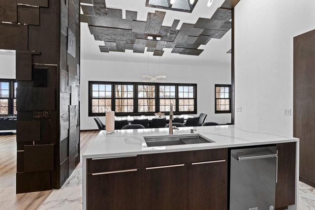 402 Wild Oak DRIVE, Manitowoc, WI 54220