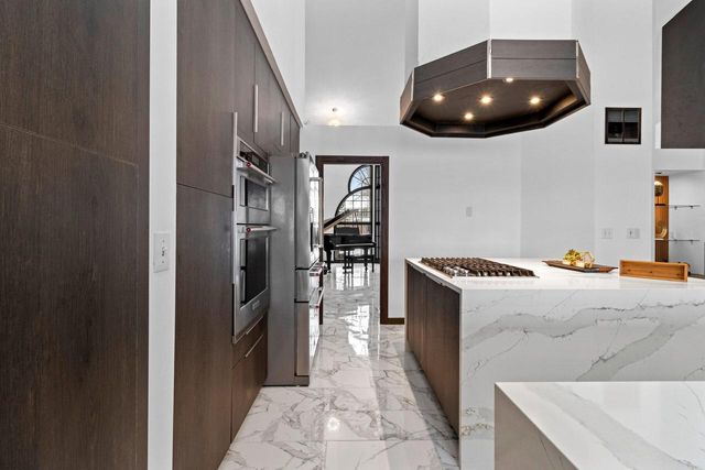 402 Wild Oak DRIVE, Manitowoc, WI 54220