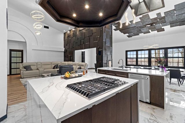 402 Wild Oak DRIVE, Manitowoc, WI 54220