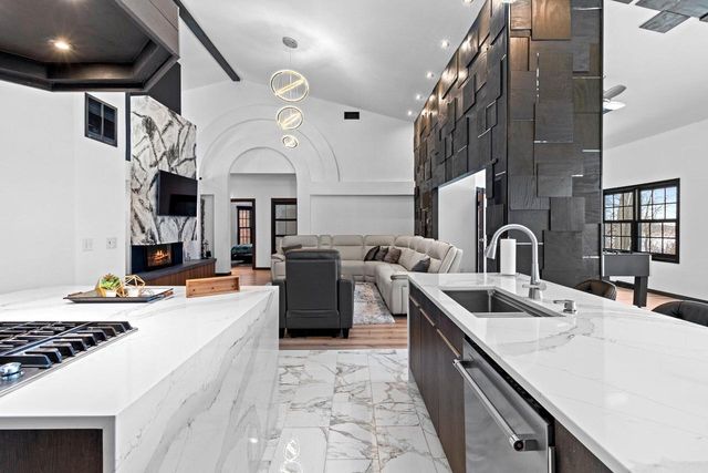 402 Wild Oak DRIVE, Manitowoc, WI 54220