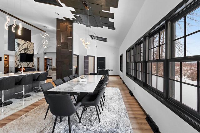 402 Wild Oak DRIVE, Manitowoc, WI 54220