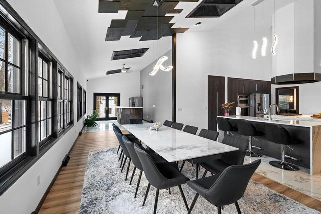 402 Wild Oak DRIVE, Manitowoc, WI 54220