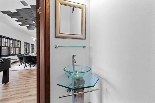 402 Wild Oak DRIVE, Manitowoc, WI 54220