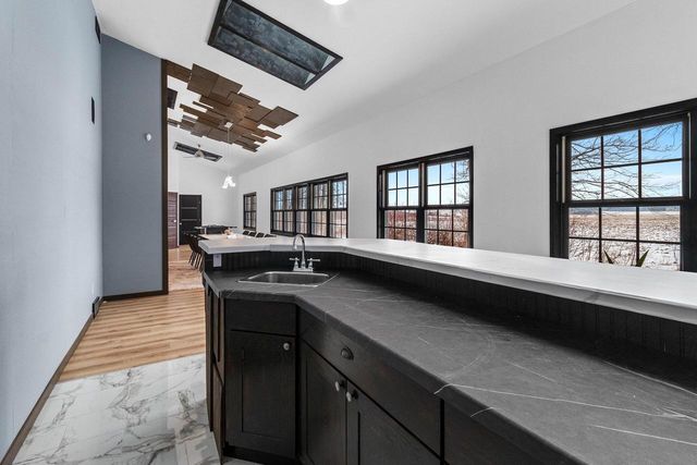 402 Wild Oak DRIVE, Manitowoc, WI 54220