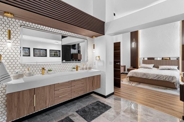 402 Wild Oak DRIVE, Manitowoc, WI 54220