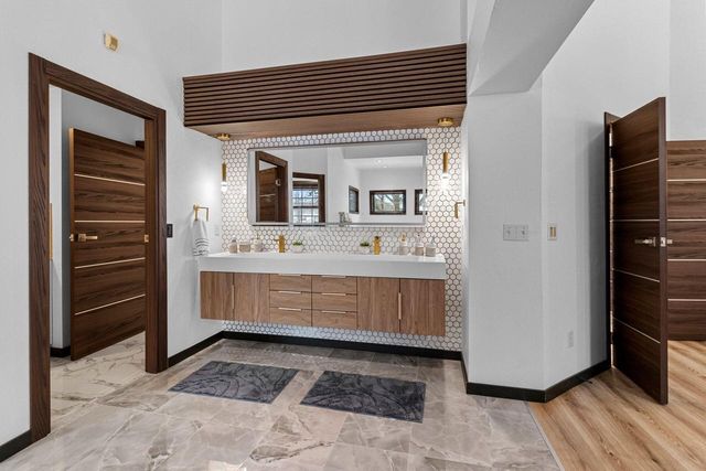 402 Wild Oak DRIVE, Manitowoc, WI 54220