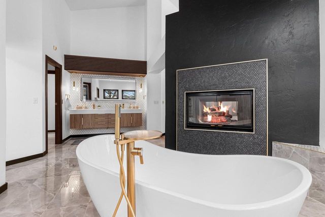 402 Wild Oak DRIVE, Manitowoc, WI 54220