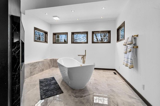 402 Wild Oak DRIVE, Manitowoc, WI 54220