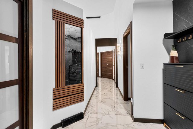 402 Wild Oak DRIVE, Manitowoc, WI 54220