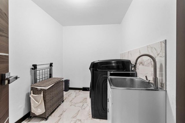 402 Wild Oak DRIVE, Manitowoc, WI 54220