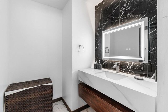 402 Wild Oak DRIVE, Manitowoc, WI 54220