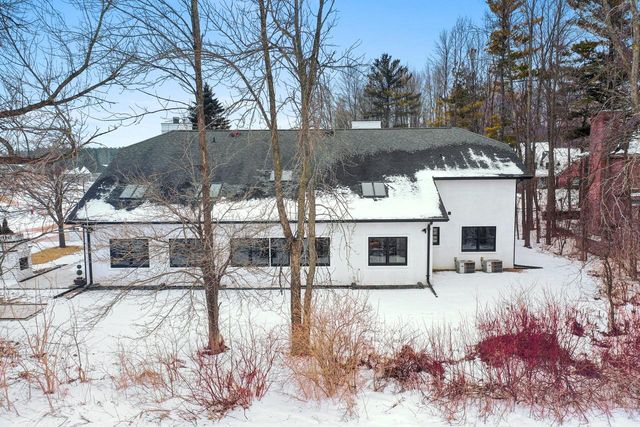 402 Wild Oak DRIVE, Manitowoc, WI 54220