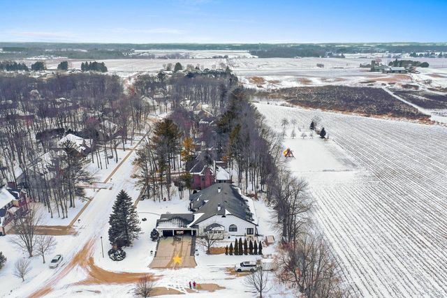 402 Wild Oak DRIVE, Manitowoc, WI 54220