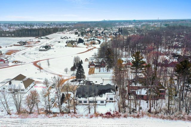 402 Wild Oak DRIVE, Manitowoc, WI 54220