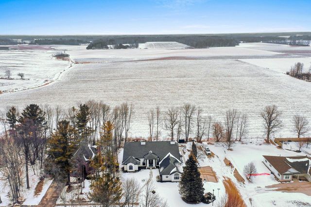 402 Wild Oak DRIVE, Manitowoc, WI 54220