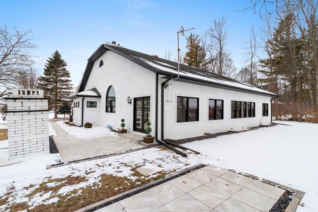 402 Wild Oak DRIVE, Manitowoc, WI 54220