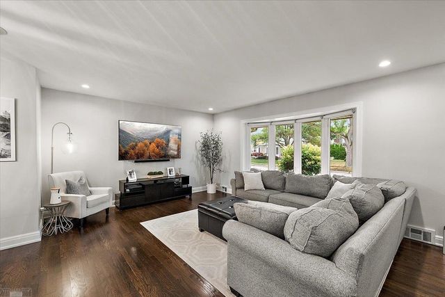560 S Rosedale Court, Grosse Pointe, MI 48236
