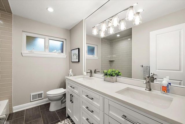 560 S Rosedale Court, Grosse Pointe, MI 48236