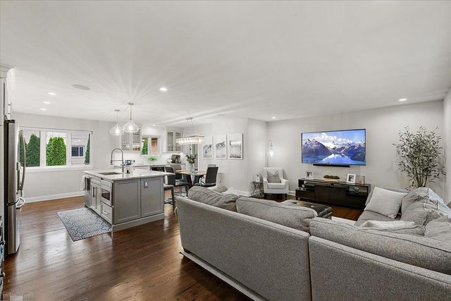 560 S Rosedale Court, Grosse Pointe, MI 48236
