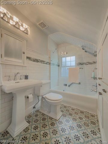 675 W Hazelhurst Street, Ferndale, MI 48220