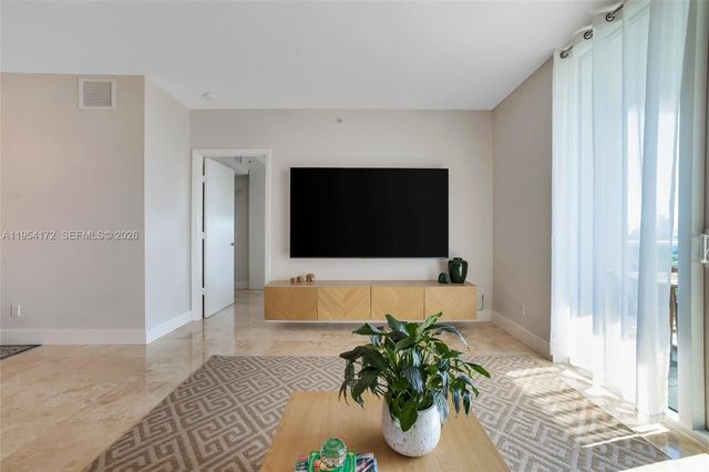 14951 Royal Oaks Ln 901, North Miami, FL 33181