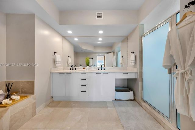 14951 Royal Oaks Ln 901, North Miami, FL 33181