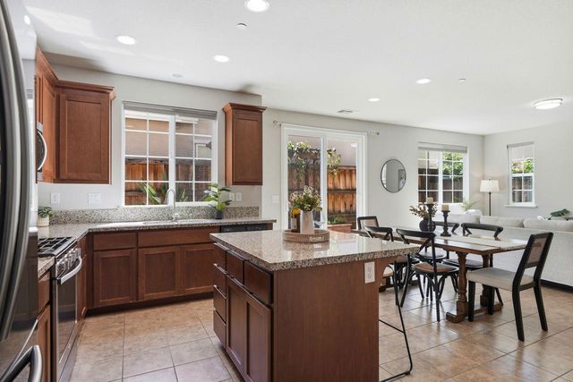 2016 Sycamore Grove Ln, Roseville, CA 95747