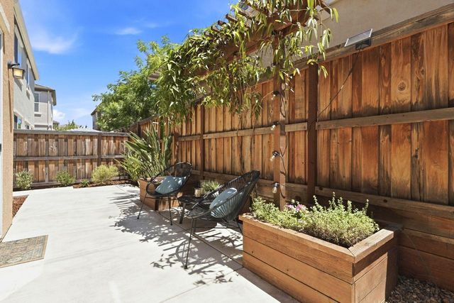 2016 Sycamore Grove Ln, Roseville, CA 95747