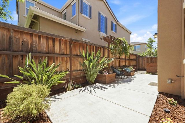 2016 Sycamore Grove Ln, Roseville, CA 95747