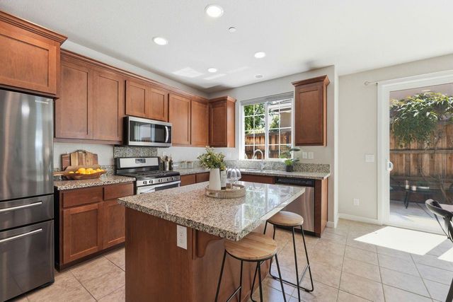 2016 Sycamore Grove Ln, Roseville, CA 95747