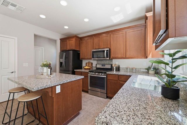 2016 Sycamore Grove Ln, Roseville, CA 95747