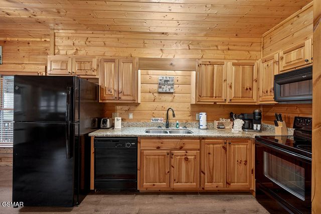 645 Chickasaw Gap Way, Pigeon Forge, TN 37863