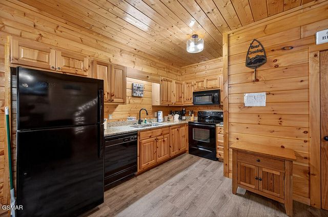 645 Chickasaw Gap Way, Pigeon Forge, TN 37863