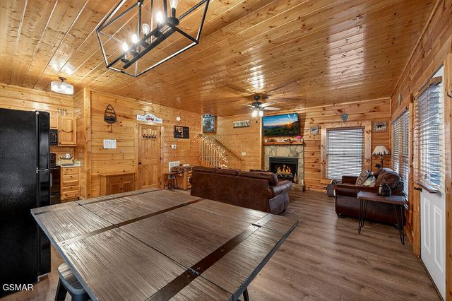 645 Chickasaw Gap Way, Pigeon Forge, TN 37863