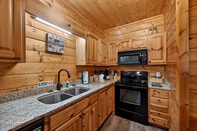 645 Chickasaw Gap Way, Pigeon Forge, TN 37863