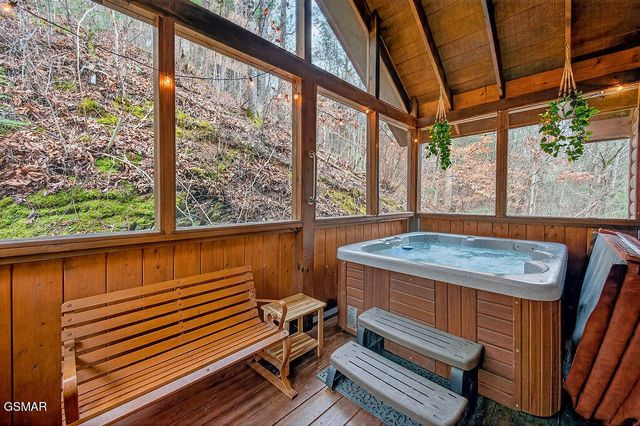 645 Chickasaw Gap Way, Pigeon Forge, TN 37863