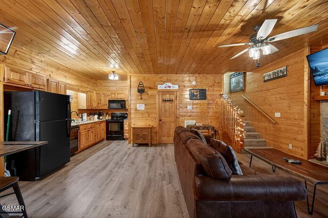 645 Chickasaw Gap Way, Pigeon Forge, TN 37863