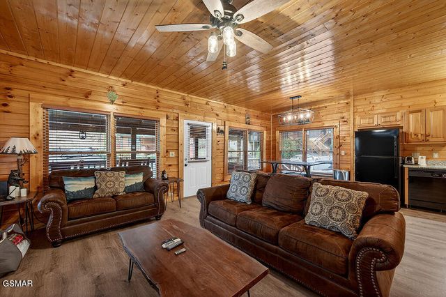 645 Chickasaw Gap Way, Pigeon Forge, TN 37863