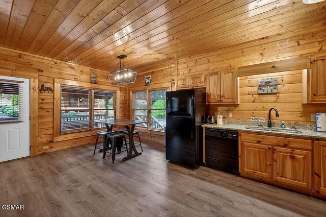 645 Chickasaw Gap Way, Pigeon Forge, TN 37863