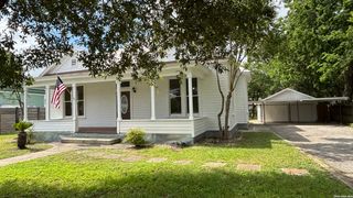 227 E COLLEGE ST, Seguin, TX 78155