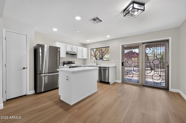 8425 E NAVARRO Circle, Mesa, AZ 85209
