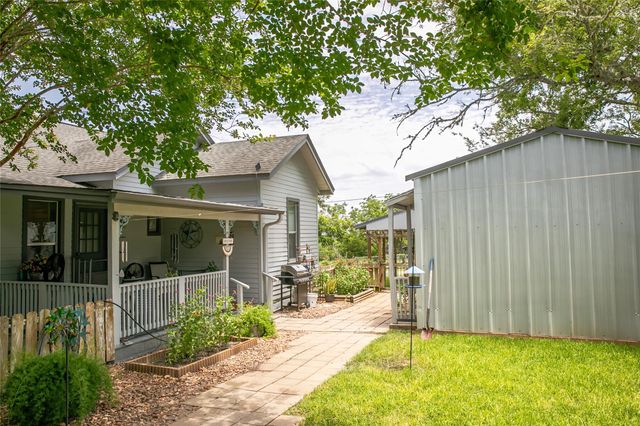 401 N Colorado ST, Burton, TX 77835