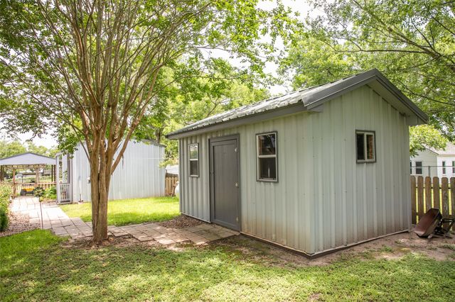 401 N Colorado ST, Burton, TX 77835