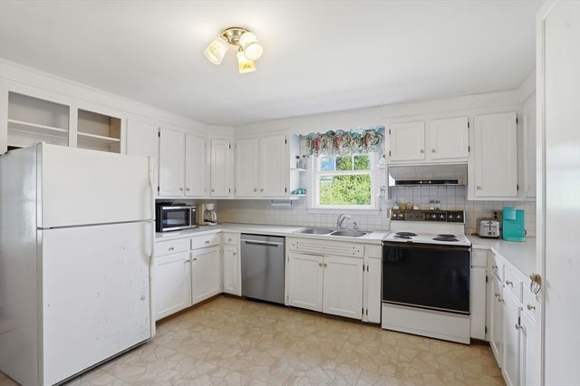 3 Linden St, Chelmsford, MA 01824