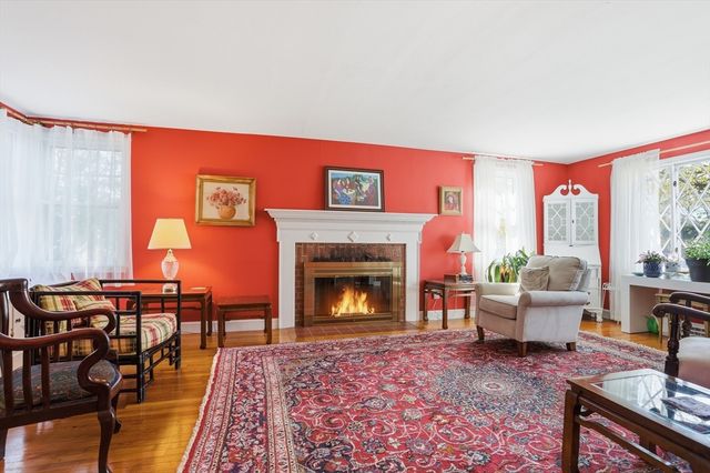 3 Linden St, Chelmsford, MA 01824