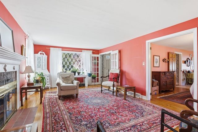 3 Linden St, Chelmsford, MA 01824