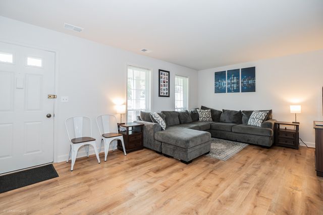 1257 Downing Street, Roselle, IL 60172